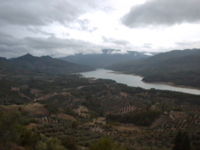 Parque Natural. En el trmino de Hornos de Segura se encuentran parajes de gran inters paisajstico como el Embalse del Tranco, el Castillo se Bujaraiza, la Alcoba Vieja y el Parque Cinegtico. Aldeas. Aldeas tpicas y de gran belleza como la Capellana, Fuente de la Higuera, Guadabraz, El Tranco, Hornos el Viejo y La Platera.