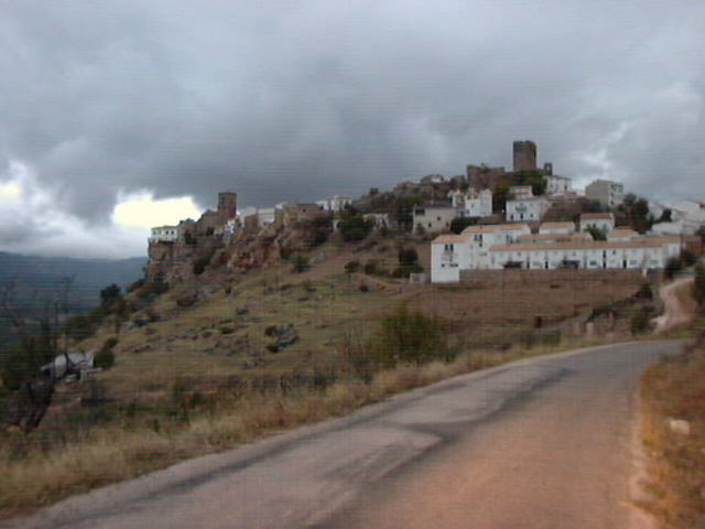 Pequea y bonita localidad situada al nordeste de la provincia, en plena Sierra de Segura, y ubicada sobre un cerro desde el que se divisa una esplndida panormica del embalse del Tranco de Beas y del valle del Guadalquivir en sus inicios. La localidad se extiende alrededor del Castillo dentro de un recinto amurallado. 