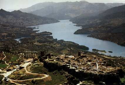 Pequea y bonita localidad situada al nordeste de la provincia, en plena Sierra de Segura, y ubicada sobre un cerro desde el que se divisa una esplndida panormica del embalse del Tranco de Beas y del valle del Guadalquivir en sus inicios. La localidad se extiende alrededor del Castillo dentro de un recinto amurallado. 
